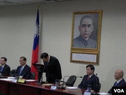 马英九宣布辞去党主席后深鞠躬10秒钟 (美国之音许波拍摄)