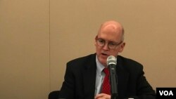 美国企业研究所战略研究员施米特2019年10月23日参加全球台湾研究中心应对中国锐实力座谈会(美国之音锺辰芳拍摄）