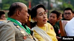 缅甸民运领袖、前政治犯昂山素季与军队将领一道观看建军节阅兵式(2013年3月17日)