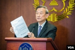 台湾法务部次长陈明堂宣布前总统陈水扁获准保外就医。（美国之音方正拍摄）