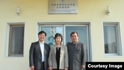 북한 장애 학생들의 유럽 공연에 동행할 예정인 북한 장애인 연맹 김문철 부위원장(오른쪽), 북한 장애자체육협회 이분희 서기장(가운데)과 '두라 인터내셔널'의 이석희 목사. 지난 7월 이분희 서기장이 교통사고를 당하기 전에 촬영한 사진이다. 두라 인터내셔널 제공.