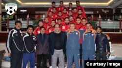 جمعی از ملی پوشان افغان ساکن در خارج که برای نخستین بار به افغانستان آمده اند.