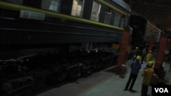 蒙古和中国采用不同铁轨标准，火车需要在两国边界换轨。（美国之音白桦拍摄）