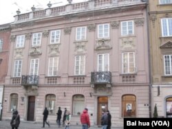 许多世界名人都出自波兰。华沙街头的居里夫人纪念馆。（美国之音白桦拍摄）