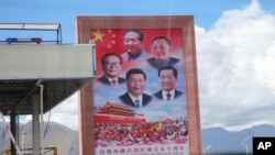 资料照片：拉萨公路旁展示历届中共领袖毛泽东、邓小平、江泽民、胡锦涛和习近平的画像。(2015年9月17日)