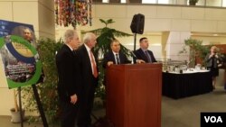 Cəmil Həsənliyə İon Ratiu Demokratiya Mükafatı təqdim olunur. 8 dekabr, 2015.