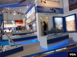 去年8月莫斯科航展上的俄印“博拉莫斯”合资企业展台”。(美国之音白桦 拍摄)
