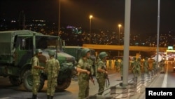 Militer Turki memblokir akses ke jembatan Bosphorus, yang menghubungkan sisi Eropa dan Asia, di Istanbul, Turki (15/7).