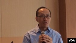 香港大学新闻和媒体研究中心副教授傅景华 （美国之音记者申华拍摄）