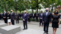 左起：纽约州长库默、民主党总统候选人拜登和夫人、前纽约市长布隆伯格和美国副总统彭斯与夫人在纽约参加911事件19周年纪念活动。（2020年9月11日）