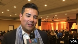 សមាជិក​ព្រឹទ្ធសភា​លោក រីកាដូ ឡារ៉ា (Ricardo Lara) ផ្តល់​បទ​សម្ភាស​ឲ្យ VOA ក្នុងកម្មវិធី​ជួបជុំ​របស់​ពលរដ្ឋ​ខ្មែរ​អាមេរិកាំង​ដើម្បី​រំឭក​វិញ្ញាណក្ខន្ធ​អ្នក​ដែល​បាន​ស្លាប់​នៅ​ក្នុង​របប​ខ្មែរ​ក្រហម នៅ​ទីក្រុង​ឡុងប៊ិច រដ្ឋ​កាលីហ្វញ៉ា។ (សាយ មុន្នី/VOA)