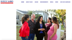 នៅ​ក្នុង​រូបថតពី​គេហទំព័រ​ឃោសនា​បោះឆ្នោត​ផ្លូវការ​របស់​អ្នកស្រី ថត​កាល​ពី​ថ្ងៃ​ទី​១៥ ខែ​មករា ឆ្នាំ​២០២០ ​អ្នកស្រី ស៊ូលី សារ៉ូ (Suely Saro) បេក្ខនារី​ខ្មែរ​អាមេរិកាំង​ដែល​ឈរ​ឈ្មោះ​សម្រាប់​តំណែង​ក្នុង​ក្រុមប្រឹក្សា​ក្រុង​ឡុងប៊ិច ​កំពុង​ជជែក​ជាមួយ​អ្នក​ក្រុង​នៅតាម​ផ្លូវ​មួយ​កន្លែង​។ (រូប​ថត​ពី​គេហទំព័រ suelysaro.com)