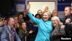 힐러리 클린턴(가운데) 민주당 대통령 후보가 14일 워싱턴주 시애틀 유세에서 지지자들과 기념촬영을 하고 있다.