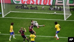 Pemain Jerman Andre Schuerrle memasukkan gol ke-6 dalam pertandingan semifinal Piala Dunia antara Brazil dan Jerman di stadion Mineirao di Belo Horizonte, Brazil, 8 Juli 2014.