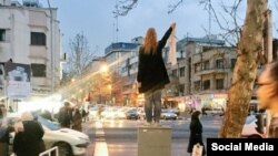 Məryəm Şəriətmədari məcburi hicaba etiraz edir.