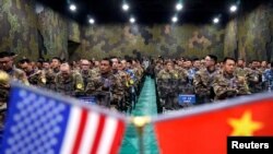 2018年11月17日，美国陆军和中国军人参加在南京附近举行的“灾害管理交流会”闭幕式。（路透社）