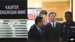 강철 주 말레이시아 북한 대사(오른쪽 2번째)가 지난 15일 부검을 위해 김정남 씨 시신이 안치된 말레이시아 쿠알라룸푸르 병원 영안실에서 나오고 있다.