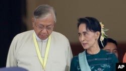 지난 15일 미얀마 의회에서 틴 쩌 대통령 당선자(왼쪽)와 아웅산 수치 여사가 대화하고 있다. (자료사진)