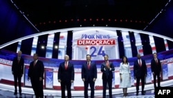 共和党总统参选人参加威斯康星州密尔沃基费瑟论坛举行的首次共和党总统初选辩论。(2023年8月23日)