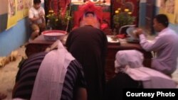 曾成杰老家灵堂。披麻戴孝者为其小女儿曾珊(右）和儿子曾贤（左）。（图片由曾珊提供）