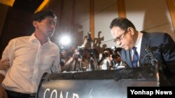 옥시레킷벤키저 한국법인 아타 샤프달 대표가 2일 서울에서 열린 기자회견에서 가습기 살균제 피해자 가족들에게 사과 인사를 하고 있다.