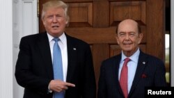 도널드 트럼프 미국 대통령 당선인(왼쪽)이 지난 20일 뉴저지 주의 '트럼프 내셔널 골프 클럽'에서 투자가 윌버 로스와 면담했다.