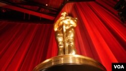 舞台上众星追求的奥斯卡金人（美国之音国符拍摄）