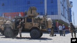 Tentara Amerika memerikas lokasi terjadinya ledakan bom di propinsi Samangan, Kabul, Afghanistan (14/7). Sudah tiga pejabat tinggi Afghanistan menjadi sasaran bom di Afghanistan dalam tiga hari belakangan ini.
