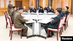 남북한 군사 당국자들과 유엔사 관계자들이 16일 판문점 남측 지역 자유의집에서 ‘판문점 공동경비구역(JSA) 비무장화 이행을 위한 3자 협의체’ 1차 회의를 하고 있다. 한국 국방부 제공.