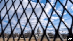 资料照片：为迎接一系列重要活动，美国国会前架起了铁丝网。(2025年1月2日)