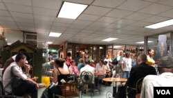 Moun kap tann vòl yo nan sal depa a nan ayewopò Toussaint Louverture nan Pòtoprens.
(S. Lemaire/VOA)