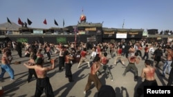 Umat Syiah Afghanistan mencambuk punggung mereka sebagai bagian dari peringatan kematian Imam Hussein, cucu nabi Muhammad di ibukota Afghanistan, Kabul, tanggal 10 Muharam dalam penanggalan Islam (24/11).