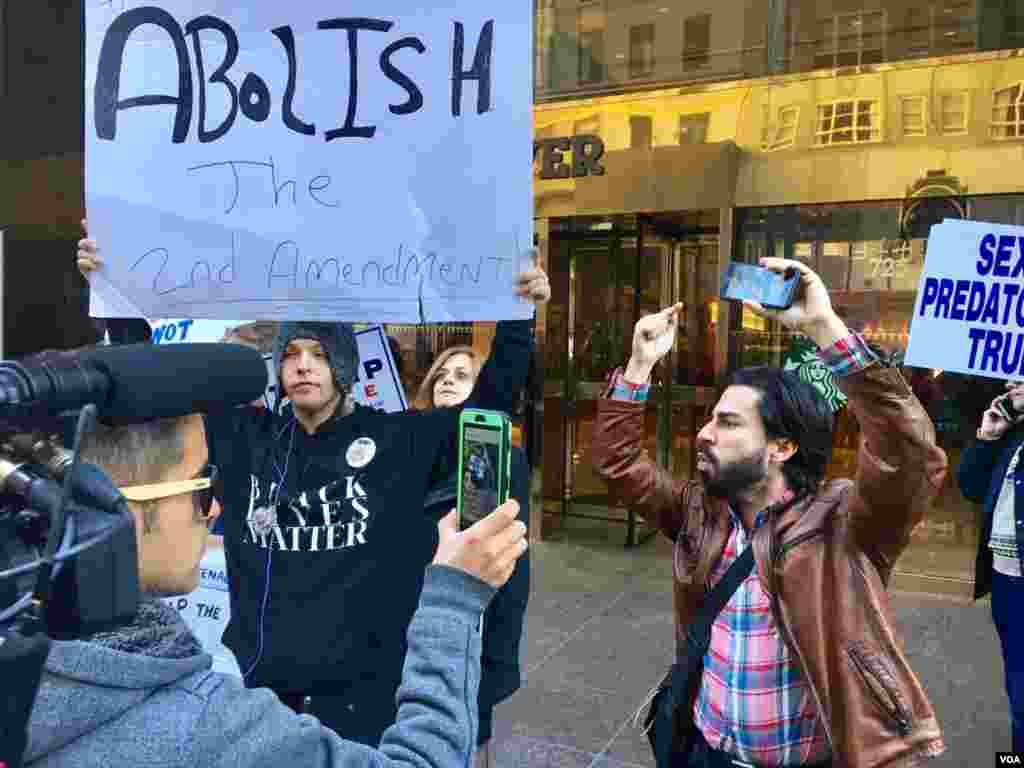 美国总统大选日前川普支持者与反对者在曼哈顿川普大楼前互相叫骂争辩，吸引路人围观拍照 (美国之音张佩芝拍摄)