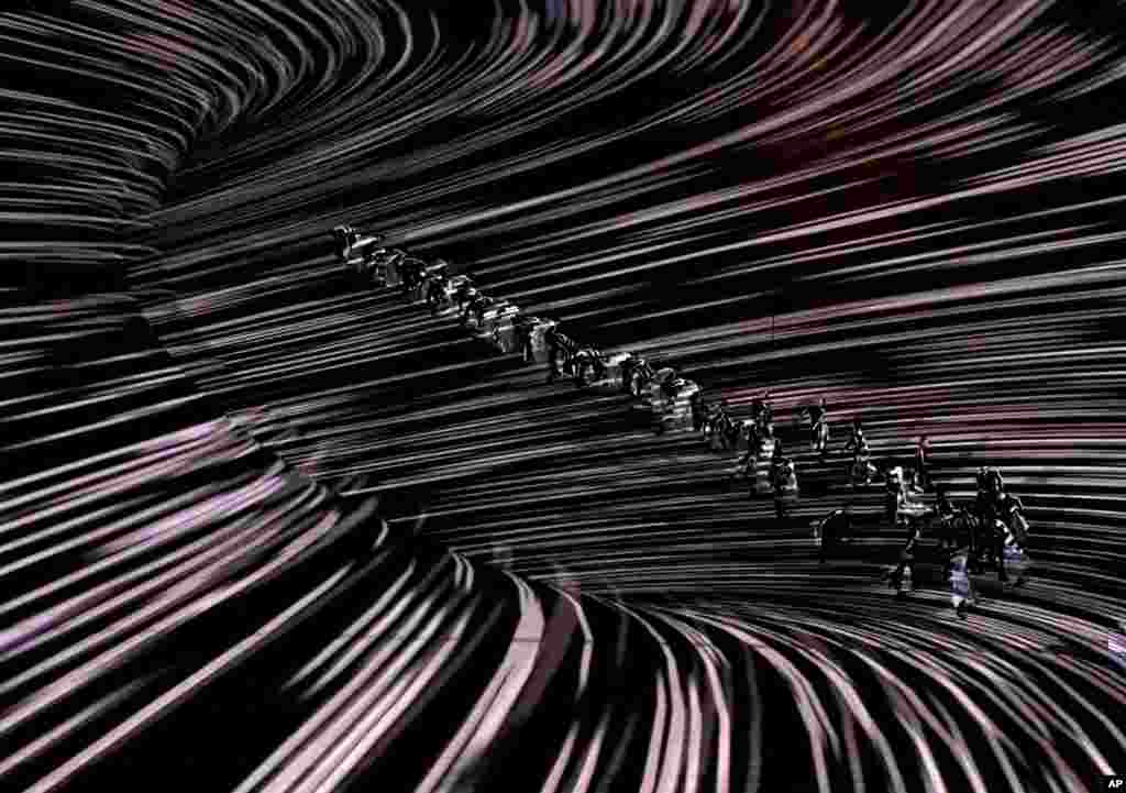 平昌冬奥会闭幕式上，声光电热，载歌载舞。（2018年2月25日）