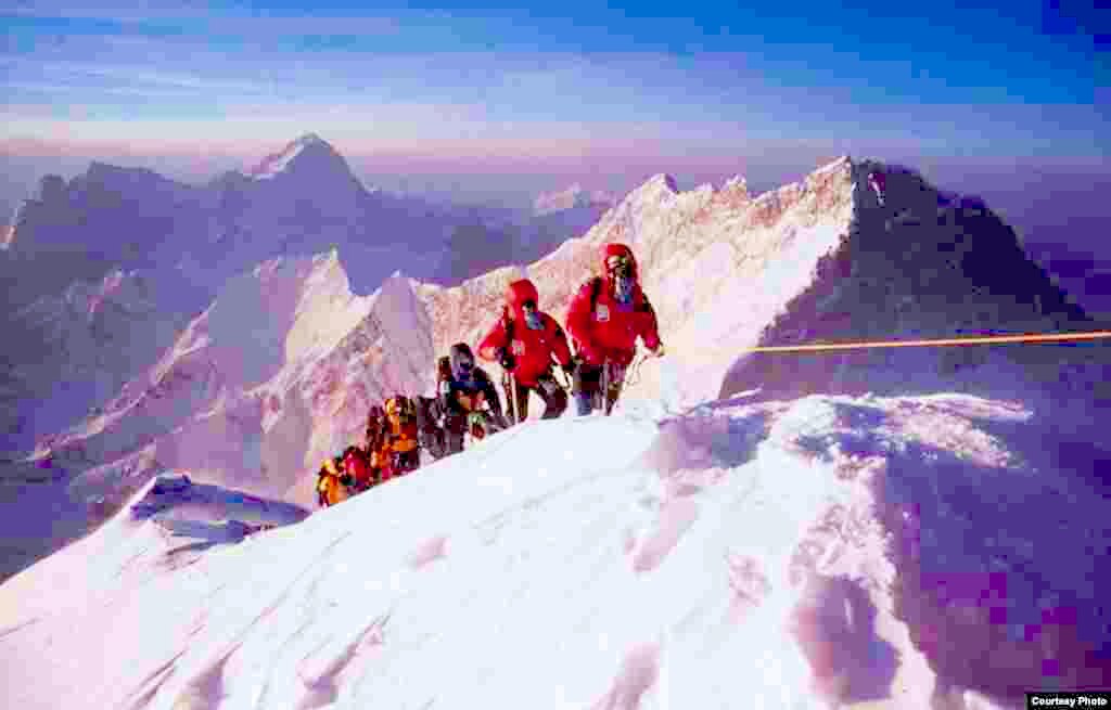 Yuichiro Miura mendaki puncak Gunung Everest pada 2003. (Miura Dolphins)