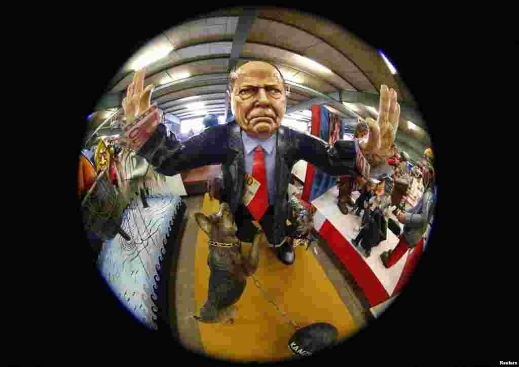 Sebuah patung yang terbuat dari bubur kertas dibentuk mirip Peer Steinbrueck, pemimpin Partai Sosial Demokratik Jerman (SPD), kandidat utama bagi pemilu mendatang, terlihat dalam sebuah karnival di Mainz. 