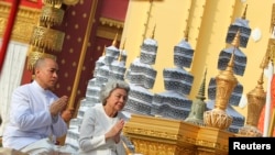 ព្រះមហាក្សត្រ ព្រះ​បរមនាថ នរោត្តម សីហមុនី និង​សមេ្តចម៉ែ នរោត្តម មុនីនាថ សីហនុ និង​ក្នុង​ព្រះរាជពិធី​ព្រះបរមសព​នៃ​ព្រះបរមរតនកោដ្ឋ។