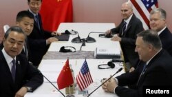 美国国务卿蓬佩奥（右）与中国外长王毅（左）2019年8月1日在泰国曼谷举行的东盟外长会议期间举行会晤。