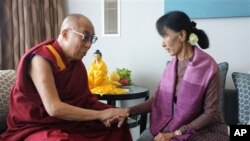 မြန်မာ့ ဒီမိုကရေစီခေါင်းဆောင် ဒေါ်အောင်ဆန်းစုကြည်နဲ့ တိဘက်ဘုန်းတော်ကြီး ဒလိုင်လားမား အင်္ဂလန်တွင် တွေ့ဆုံစဉ်။ (ဇွန် ၁၉၊ ၂၀၁၂။)