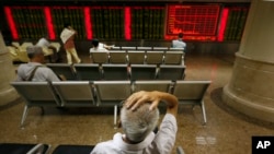 2015年8月24日，北京股民在证券交易所注视股价。