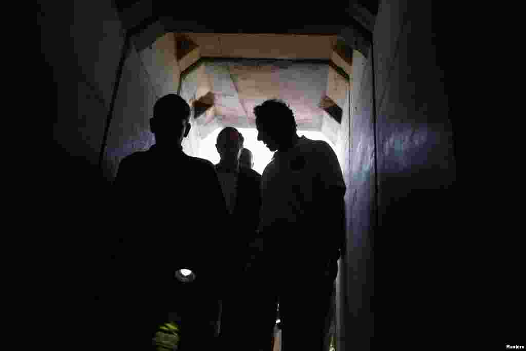 Gubernur New York Andrew Cuomo memasuki terowongan yang diungkapkan oleh militer Israel di wilayah Israel di perbatasan Israel-Gaza, 14 Agustus 2014.