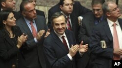 PM Yunani Antonis Samaras (tengah) usai berpidato di depan parlemen Yunani mengenai usulan anggaran pemerintah, Senin (12/11). Yunani menjual obligasi untuk menghindari status 'default' atas kewajiban membayat utang.