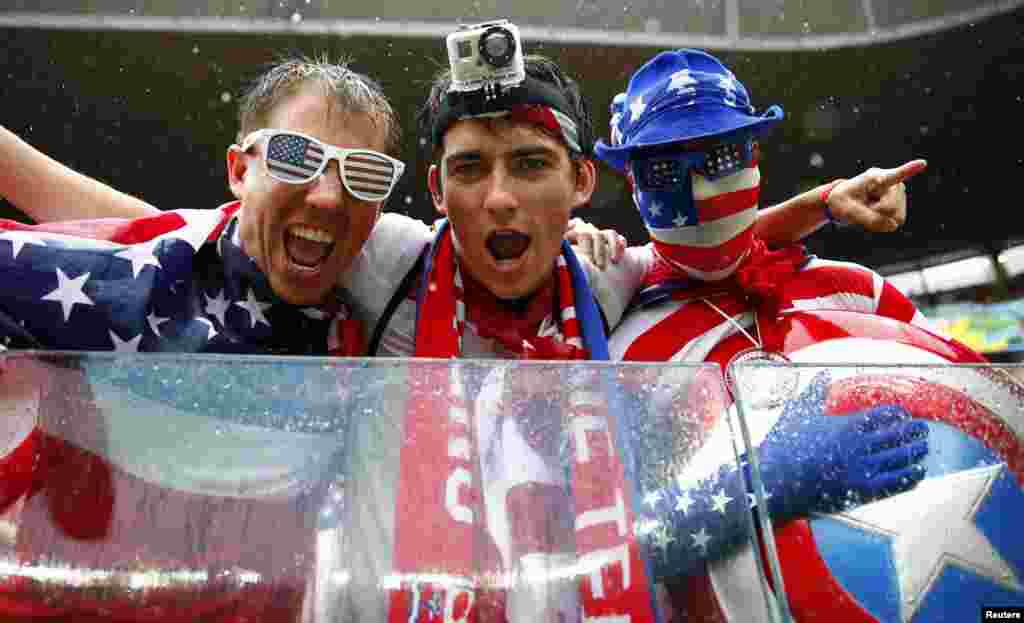 Pendukung tim AS berpose di stadion Pernambuco di kota Recife, Brazil. 
