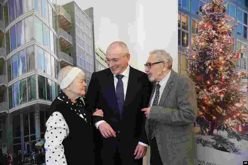 Mikhail Khodorkovsky, mantan taipan minyak Rusia dan pengkritik keras Presiden Vladimir Putin, bertemu kembali dengan keluarganya di Berlin, sehari setelah dibebaskan dari penjara yang didiaminya 10 tahun (22/12). (AP/ Michael Kappeler)