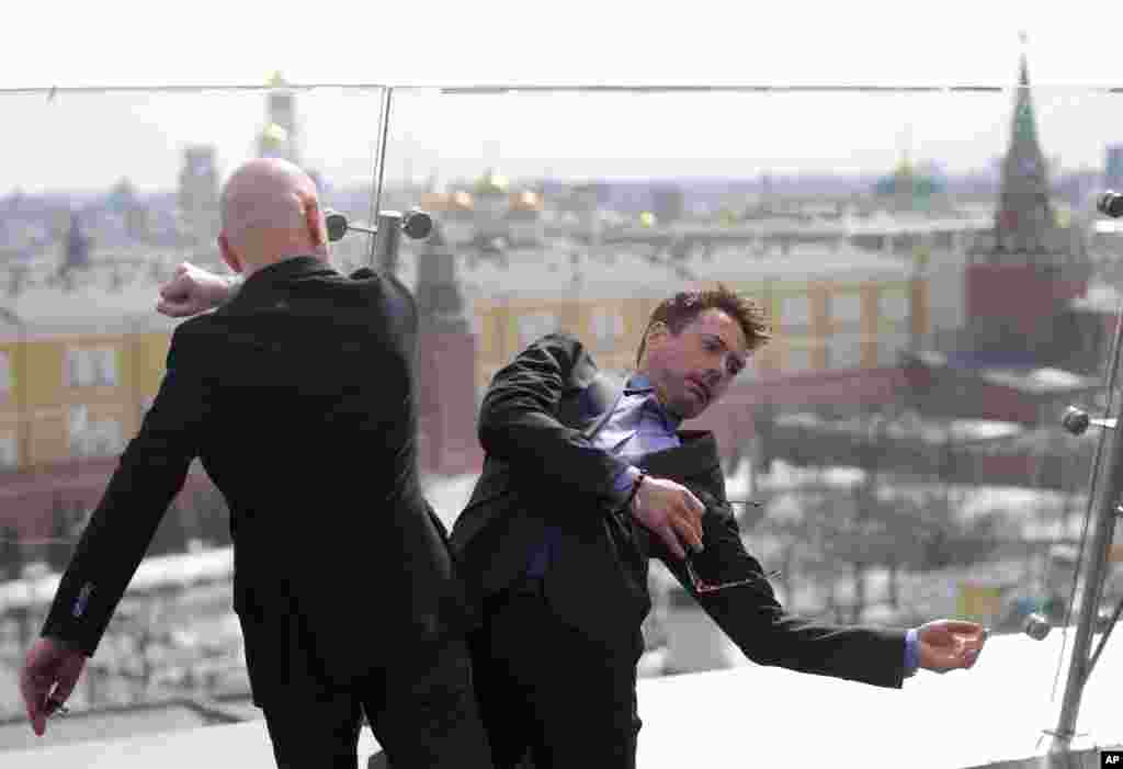 小罗伯特&middot;唐尼和本&middot;金斯利在莫斯科的酒店房顶上为推广影片《 钢铁侠3 》（Iron Man 3）而拍照，图片背景是克里姆林宫。（2013年4月10日）