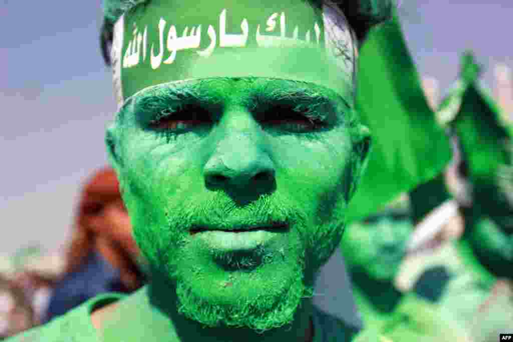 ជនមូស្លីម​បង្ហាញ​មុខ​លាប​ពណ៌​បៃតង​​អំឡុងពេល​ប្រមូលផ្តុំ​ដើម្បី​ប្រារព្ធ​ពិធី​បុណ្យ​រំឮក​ការ​ប្រសូត្រ​ព្យាការី​មូហាម៉ាត់ នៅ​ក្រុង​សាណា ប្រទេស​យេម៉ែន កាល​ពី​ថ្ងៃ​ទី១១ ខែ​ធ្នូ ឆ្នាំ​២០១៦។&nbsp;