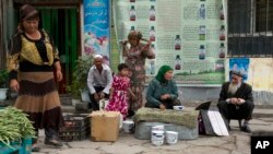 Warga Uighur berkumpul di sebuah kios pinggir jalan kota Aksu, provinsi Xinjiang, 17 Juli 2014 (Foto: dok). 