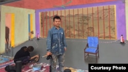 画家胡嘉岷和他的壁画《时差》(“自由刘晓波工作组”推特账号)