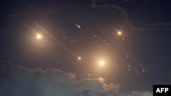 Bu şəkildə İsrailin İrandan atılan raketləri şimaldakı Baqa əl-Qərbiyə şəhəri səmalarında vurduğu göstərilir. 1 oktyabr, 2024.