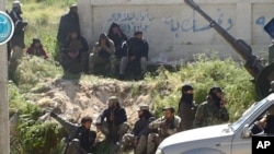 基地组织分支努斯拉阵线2015年4月25日发表的推特照片显示该组织武装人员在叙利亚重要城镇吉斯尔舒古尔。